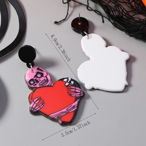 Detailansicht der Acryl Halloween Herz-Ohrringe mit Maßangaben zur Länge von 6,0 cm