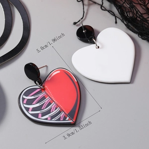 Detailaufnahme asymmetrischer Herz-Acryl-Ohrringe mit Angabe der Höhe von 5,0 cm
