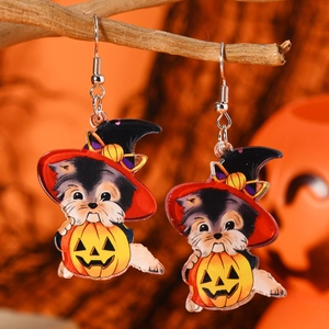 Λεπτομέρεια από σκουλαρίκια Halloween με κολοκύθα και μαύρη γάτα σε κλαδί