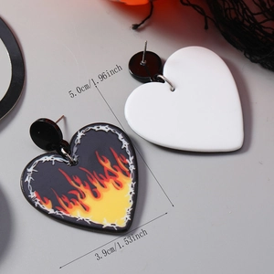 Detailansicht der herzförmigen Acryl-Ohrringe mit Flammen-Druck und Maßangaben