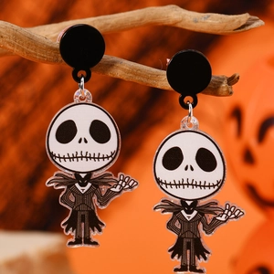 Halloween Jack Skellington Ohrringe aus Acryl mit Glitzer an einem trockenen Ast hängend