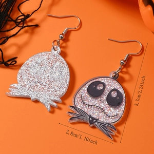 Makroaufnahme der silbernen Glitzer-Acryl-Ohrringe mit Jack Skellington Print-Design