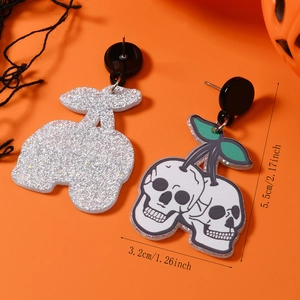 Details der glitzernden Acryl-Ohrringe mit Totenkopf-Kirschen und Größen für Halloween