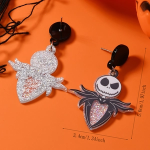 Makroansicht von Acryl Halloween Ohrringen mit Silberglitzer und Größenangaben zum Produkt