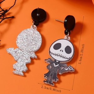 Nahaufnahme der Halloween Jack Skellington Acryl-Ohrringe mit Maßtabelle und Silberglitzer