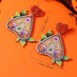Λεπτομέρεια από σκουλαρίκια Halloween με καρδιά glitter και διακοσμητικά μοτίβα