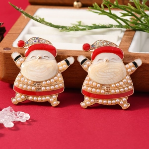 Set mit zwei festlichen Weihnachtsmann-Emaille-Broschen mit Perlen und Kristallen auf Rot