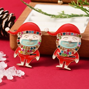 Weihnachtsmann-Broschen-Set mit bunten Strasssteinen und Maske auf rotem Festtagshintergrund