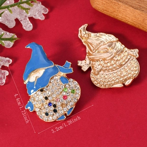 Spilla a forma di gnomo natalizio con strass colorati e dettaglio misura 4,4 cm