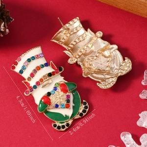 Detailansicht der Weihnachts-Gnom-Ohrringe mit Strass, Emaille und Größenangaben