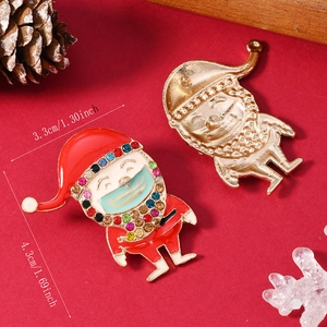 Detailansicht der Weihnachtsmann-Brosche mit Maske und Maßen auf rotem Hintergrund
