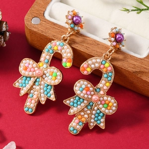 Orecchini a bastoncino di Natale con perle colorate e design a fiocco festivo