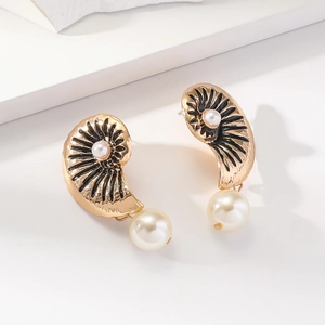 Vue détaillée des boucles d'oreilles nœud avec émail noir et perles élégantes