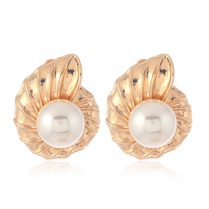 Boucles d'oreilles coquillage doré avec perle blanche sur fond blanc réfléchissant