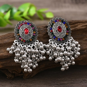 Orecchini pendenti boho con gemma rossa, strass multicolore e nappe metalliche argento