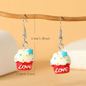 Schattige handgemaakte cupcake oorbellen met sterdecor en Love tekst op tak
