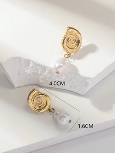 Détails des boucles d'oreilles spirales dorées de 4,0 cm avec perles baroques