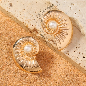 Vue détaillée de boucles d'oreilles coquillages dorés avec perles et dimensions