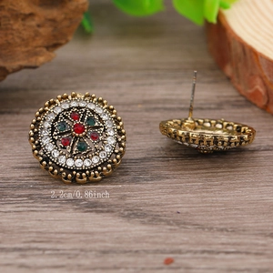 Dettaglio di orecchini retrò stile indiano con strass colorati e diametro di 2,2 cm