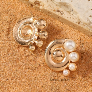 Détail de boucles d'oreilles perles dorées avec mesures de taille précises de 3,1 cm