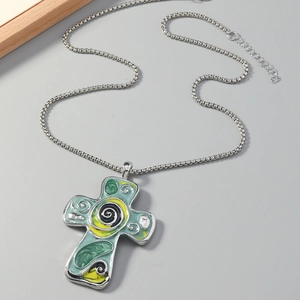 Vintage kruisketting met kleurrijke emaille wervelpatronen aan een zilveren metalen ketting
