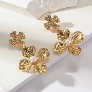 Elegantes pendientes de flores doradas con pétalos texturizados y perlas blancas