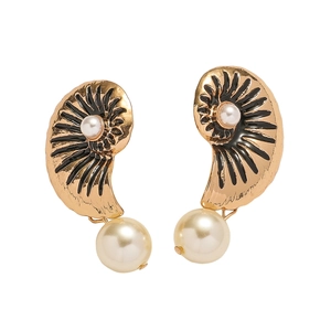 Pendientes de concha en metal dorado con esmalte negro y perlas blancas colgantes