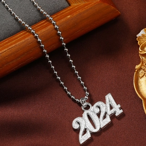 Exotische 2024 zilveren kralenketting met matte cijferhanger op bruine stof