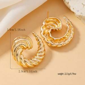 Detailed macro view showing the textured spiral pattern and 3.0cm size of the gold hoop earrings
