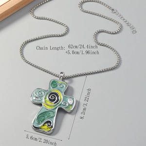 Detail van grote zilveren kruishanger met groen emaille en een ketting van 62cm