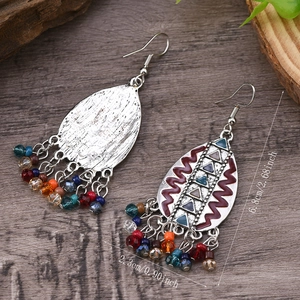 Dettaglio di orecchini bohémien con nappe che mostra le dimensioni 6,8 cm x 2,3 cm
