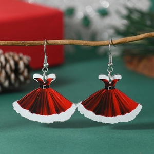 Boucles d'oreilles robe rouge de Noël en acrylique suspendues à une branche de pin