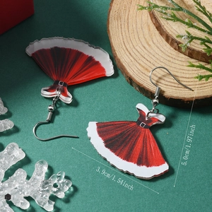 Vue détaillée des boucles d'oreilles robe de Noël en acrylique avec dimensions et décor