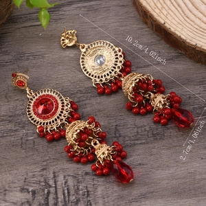 Dettaglio degli orecchini a campana boho vintage con misure di 10,2 cm x 2,7 cm
