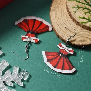 Vue détaillée des boucles d'oreilles robe de Noël rouge, hauteur 5,0cm et largeur 4,0cm