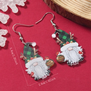 Détail des boucles d'oreilles gnome de Noël en acrylique avec dimensions 5,8 cm par 2,6 cm