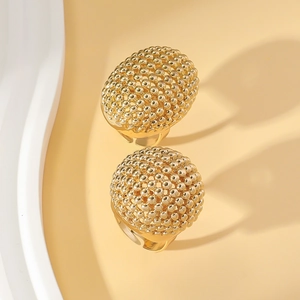 Vue macro de bagues dorées réglables avec un design texturé unique de billes métalliques