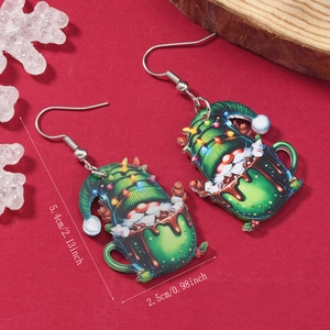 Détail des boucles d'oreilles gnome de Noël en acrylique avec dimensions 5,4x2,5 cm