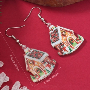 Détail des boucles d'oreilles maison en pain d'épices avec bonhomme de neige et sapin
