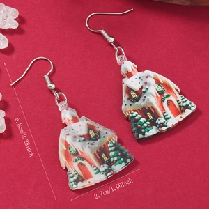 Détail de la taille des boucles d'oreilles maison de Noël de 5,8cm sur 2,7cm