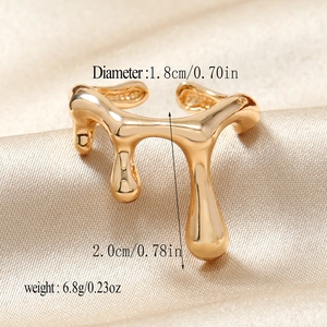 Détail de la bague dorée style lave avec dimensions sur fond de soie