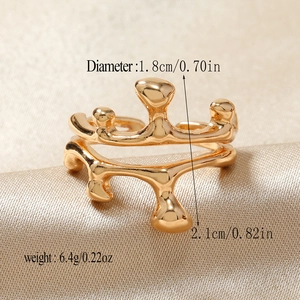 Vue détaillée de la bague lave dorée avec dimensions sur tissu en soie champagne