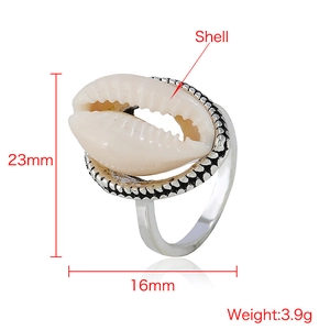 Détail d'une bague coquillage argentée, hauteur 23mm, largeur 16mm et poids de 3,9g