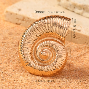 Macro d'une bague conque dorée sur sable avec mesures de dimensions détaillées