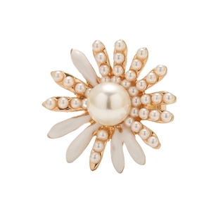 Vue détaillée d'une bague marguerite avec perle centrale et pétales en émail blanc