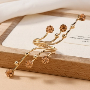 Manchette d'oreille spirale dorée élégante avec sept strass couleur champagne