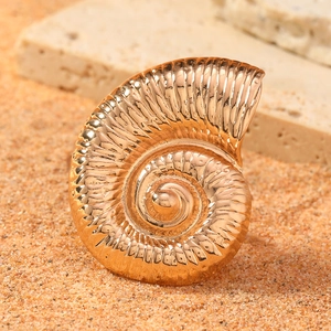 Détail d'une bague conque dorée avec texture en spirale sur une pierre naturelle
