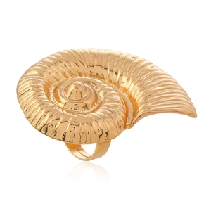 Bague coquillage dorée exagérée avec texture en spirale et finition métal poli