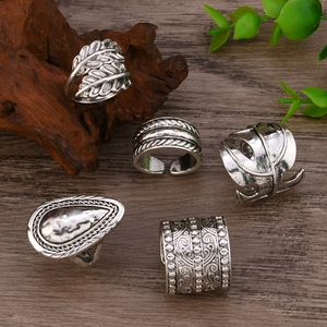 Makro-Detail von 5-teiligem Vintage-Boho-Silberring-Set mit Feder- und Tropfenmustern