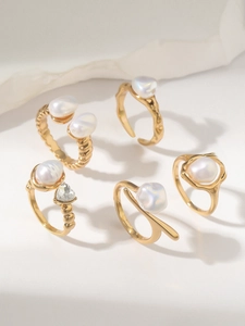 Detailansicht goldener Barockperlenringe mit Herz-Zirkon in minimalistischem Design